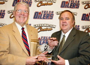 Former Tulsa Oilers owner Jeff Lund accepts award from N. Thomas Berry in 2009