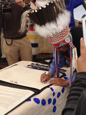Chief Earl Old Person of the Blackfeet Nation signs the Buffalo Treaty near Browning, Montana.  Photo: Amanda Hardy/WCS