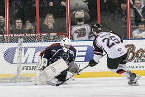 Daniel Barczuk (25) swoops in on Tulsa goalie Kevin Carr during the shootout on Friday night. Photo: Oilers