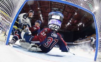  Goalie Kevin Carr makes a save against the Idaho Steelheads Thursday.