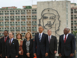 Obama poses in Cuba in front of image of mass murder Che Guevara